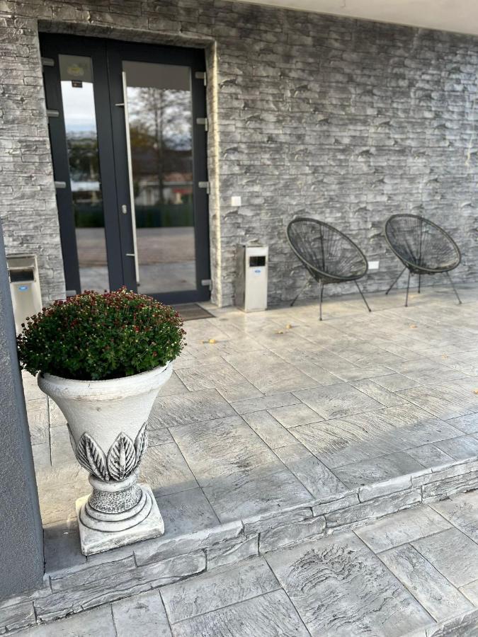 Stef Rooms Tirgu Frumos Exterior foto